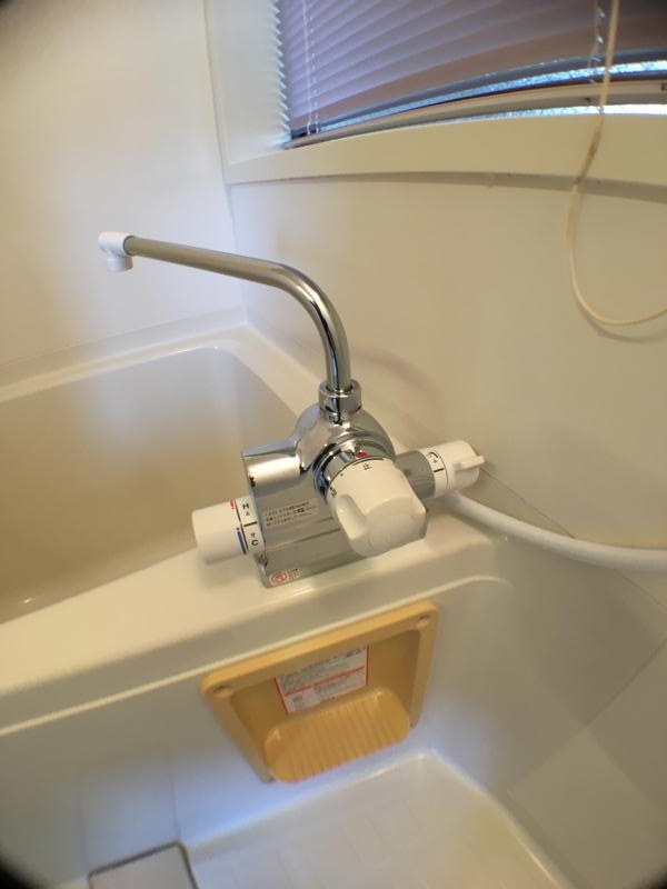 浴室水栓は定量止水機能でお湯張り自動ストップ。温度調整が楽なサーモスタッド式です。