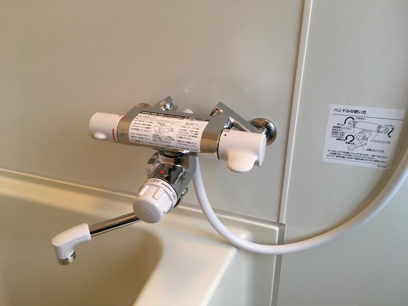 浴室水栓は、定量止水機能でお湯張り自動ストップ。もちろんサーモスタット温度設定も楽ちん♪