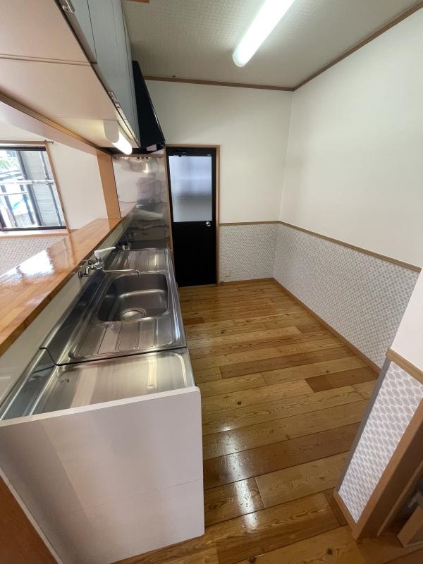 キッチン 背面の収納スペースも十分な広さを確保。勝手口つき